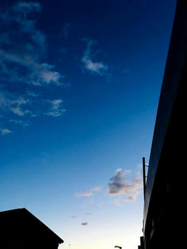 青空と白い雲の朝